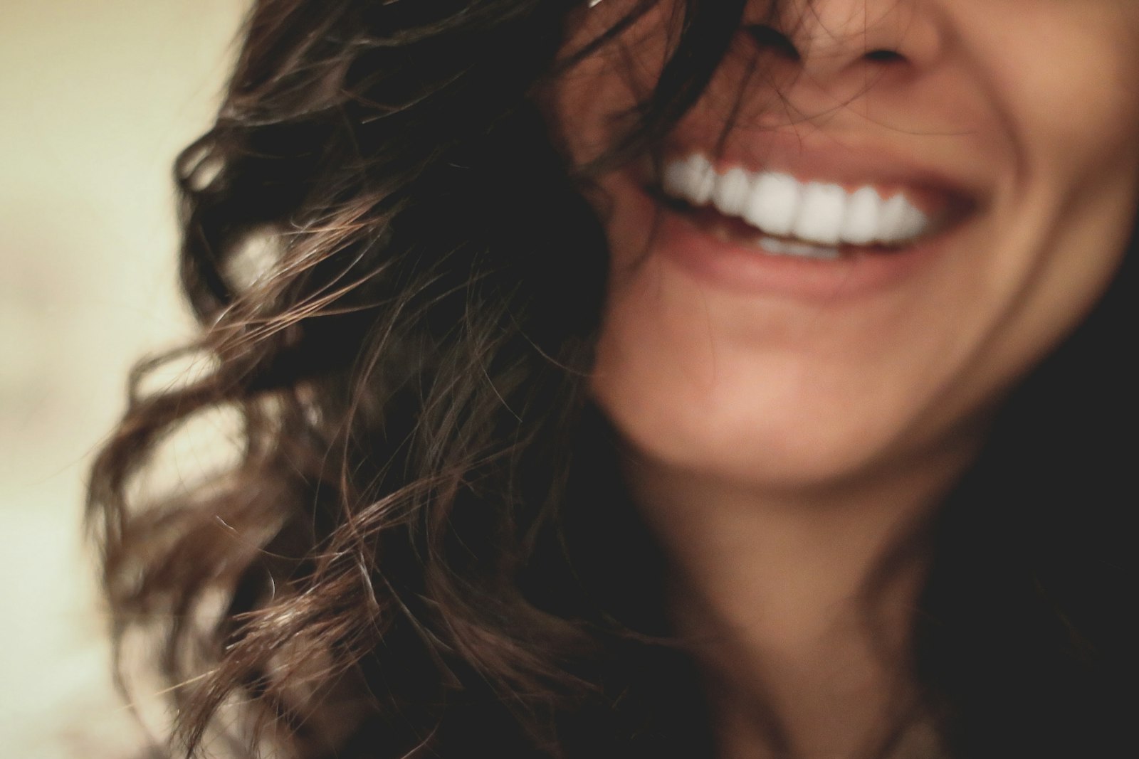 How Long Do Oral Probiotics Take to Work? A Week-by-Week Guide 1 Woman with a healthy, bright smile and white teeth representing the results of a balanced oral microbiome