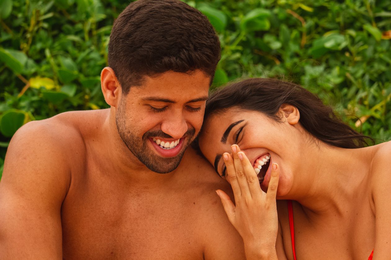 Afraid to Kiss Because of Bad Breath? You're Not Alone (And Here's the Fix) 1 Couple laughing together outdoors, close and relaxed with no hesitation